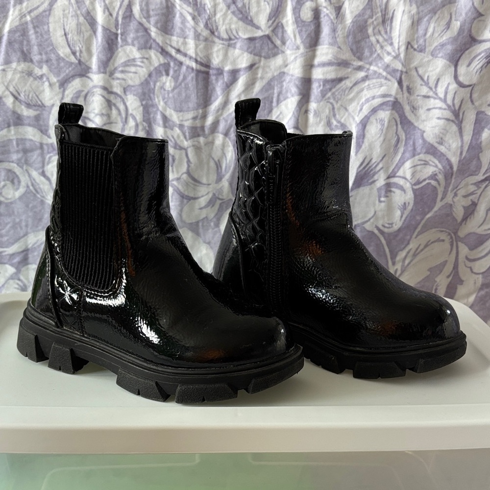 River Island baby Black Patent Leather Ankle Boots size 7 (UK 6)